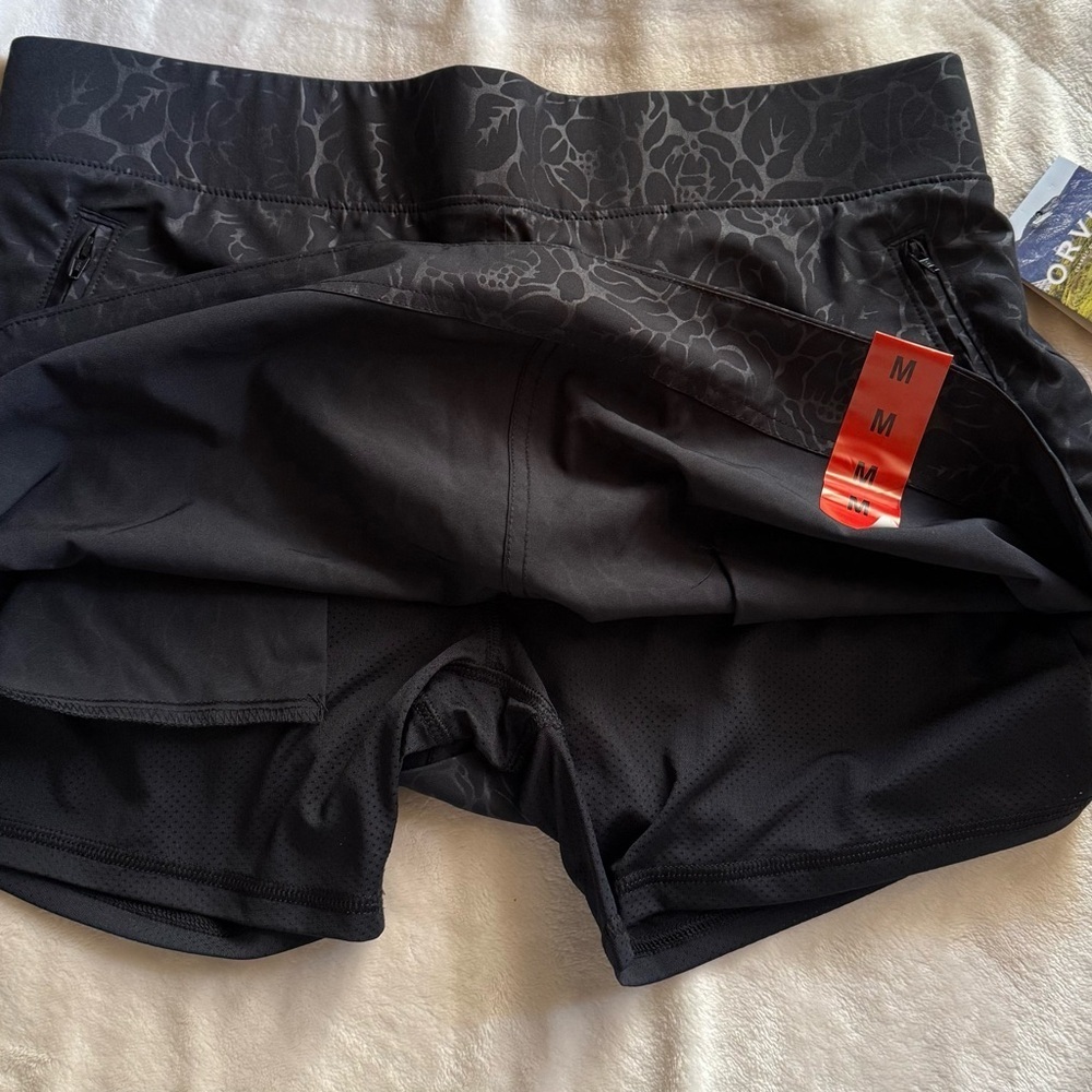 NWT—Orvis Women’s Black Embossed Floral Athletic Skort - Size Medium - Picture 2 of 4